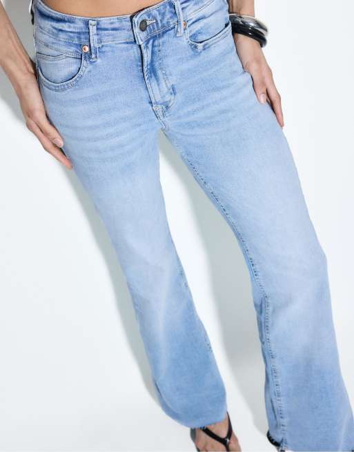 Stradivarius D74 slit fit flared jeans in light bleach, 2 of 7