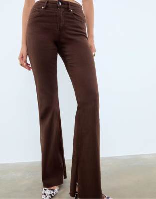 Stradivarius - D74 - Stretch-Schlaghose in Braun mit Saumschlitz-Brown