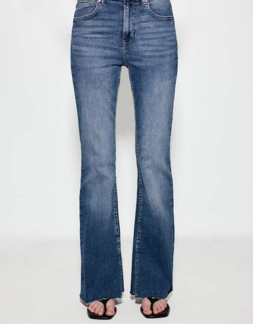 Stradivarius D74 utsvängda jeans med slits i mellanljus ljusblå denim, 2 av 7