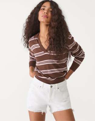 Stradivarius - D75 - Zerrissene Jeans-Shorts in Weiß