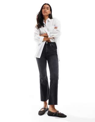 Stradivarius - D78 - Ausgestellte Cropped-Jeans in Tiefschwarz