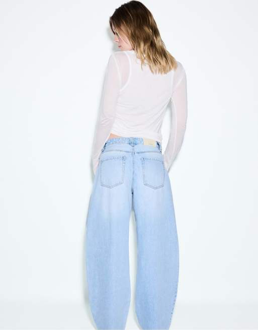 Stradivarius D80 barrel fit jeans in medium light blue denim, 3 of 7