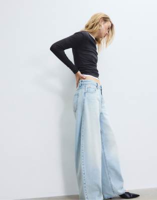 Stradivarius - D80 - Barrel-Jeans aus blauem, überfärbtem Denim