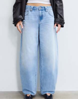 Stradivarius - D80 - Barrel-Jeans aus Denim in mittelhellem Blau