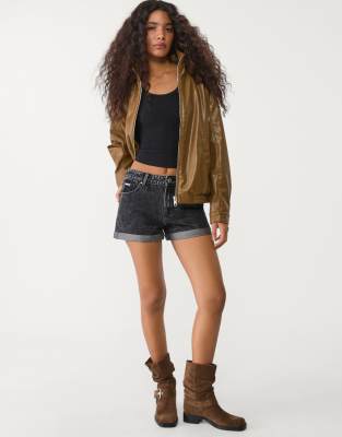 Stradivarius - D83 - Mom-Shorts in verwaschenem Schwarz-Grau