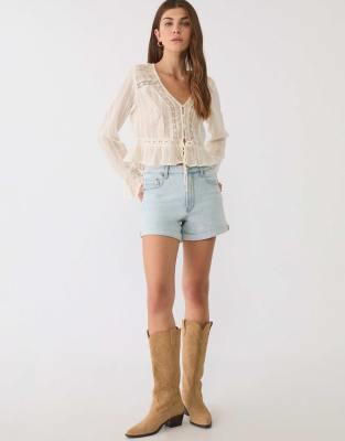Stradivarius - D85 - Schmal geschnittene Mom-Shorts in Mittelblau
