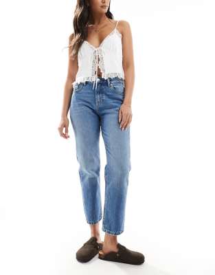 Stradivarius D89 low rise mom jean in light wash blue