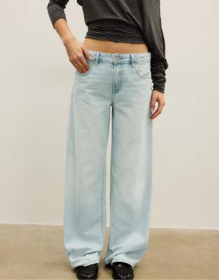 Stradivarius - D91 - Denim-Jeans in Mittelblau mit weitem Bein und niedrigem Bund