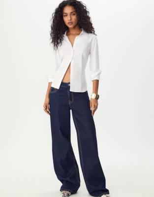 Stradivarius - D91 - Denim-Jeans in überfärbtem Blau mit weitem Bein und niedrigem Bund