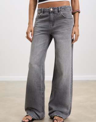 Stradivarius - D91 - Jeans in grauer Denim-Waschung mit niedrigem Bund und weitem Bein