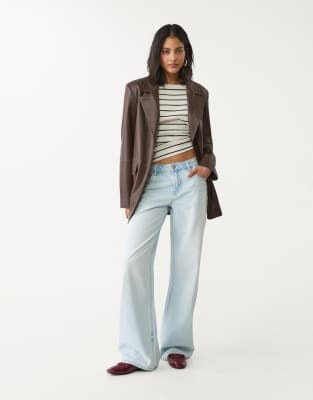Stradivarius - D91 - Jeans in heller Waschung mit tiefem, weitem Beinschnitt-Blau