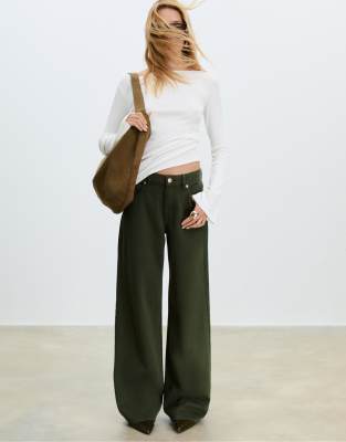 Stradivarius - D91 - Jeans in Khaki mit weitem Bein und niedrigem Bund-Grün