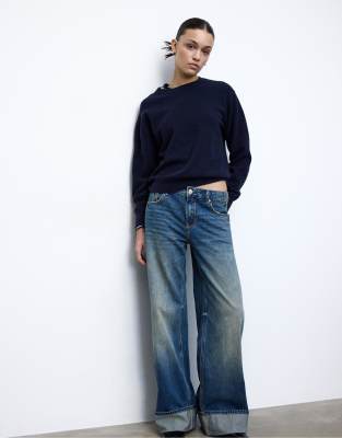 Stradivarius - D91 - Jeans in Mittelblau mit weitem Bein und niedrigem Bund-Marineblau