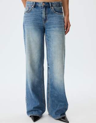Stradivarius - D91 - Jeans mit niedrigem Bund, weitem Bein und mittlerer Denim-Waschung-Blau