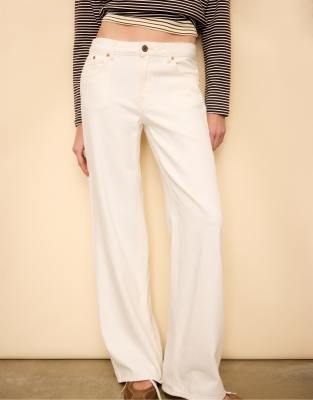 Stradivarius - D91 - Weite geschnittene Twill-Jeans in Vanille mit niedrigem Bund-Weiß