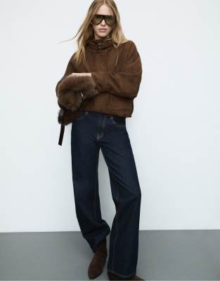 Stradivarius - D92 - Denim-Jeans in überfärbtem Mittelblau mit weitem Bein und geradem Schnitt