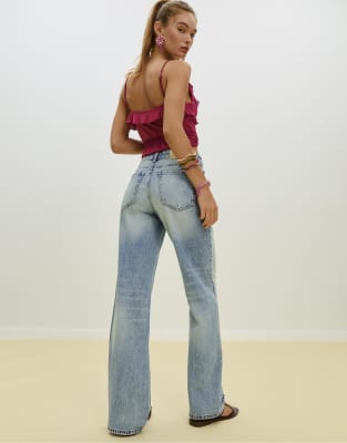 Stradivarius - D92 - Jeans aus Denim in mittelblauer Waschung mit weitem Bein und geradem Schnitt