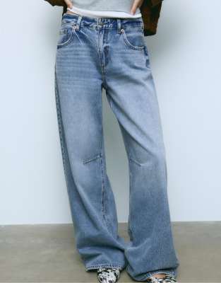 Stradivarius - D94 - Locker geschnittene Jeans mit weitem Bein und mittlerer Denim-Waschung-Blau