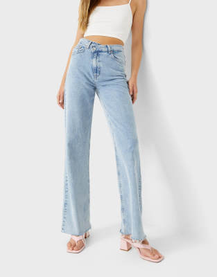 Stradivarius - Dad-Jeans mit gestufter Taille in verwaschenem Blau