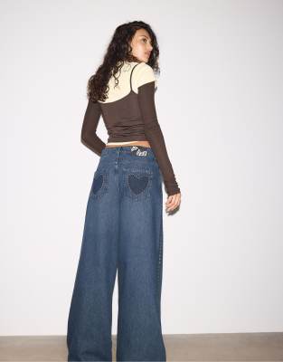 Stradivarius - Denim-Jeans in Schwarz mit verwaschenem Effekt, weitem Bein und Herznieten