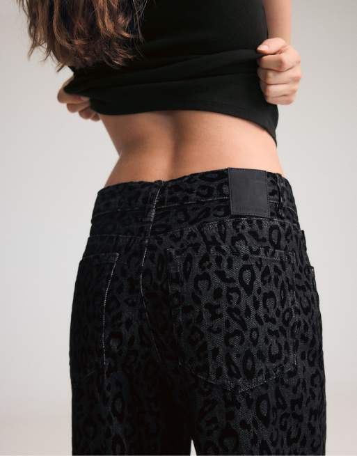 Stradivarius – Denim-Jeans in verwaschenem Schwarz mit beflocktem Leopardenmuster, 3 von 7