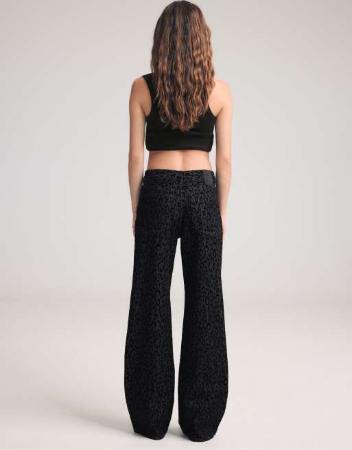 Stradivarius – Denim-Jeans in verwaschenem Schwarz mit beflocktem Leopardenmuster, 4 von 7