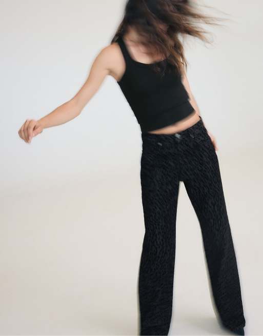 Stradivarius – Denim-Jeans in verwaschenem Schwarz mit beflocktem Leopardenmuster, 5 von 7