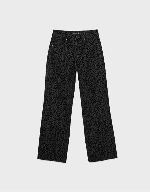 Stradivarius – Denim-Jeans in verwaschenem Schwarz mit beflocktem Leopardenmuster, 6 von 7