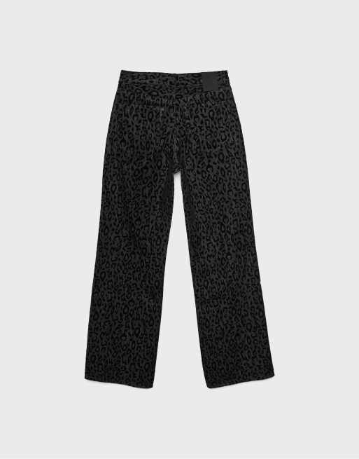 Stradivarius – Denim-Jeans in verwaschenem Schwarz mit beflocktem Leopardenmuster, 7 von 7