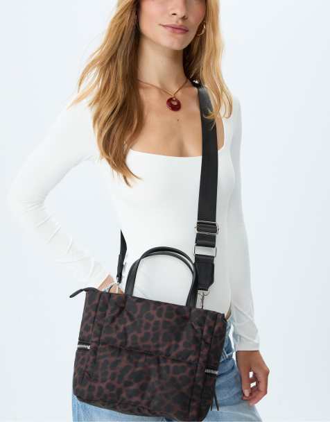 Stradivarius - Doorgestikte stoffen crossbody tas in bruin - view 1