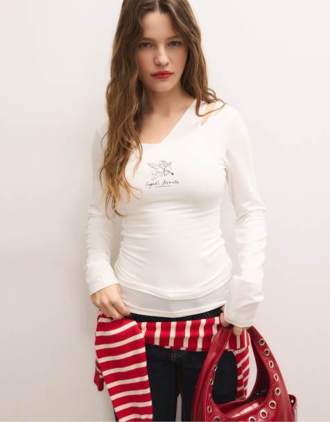 Stradivarius – Doppel-T-Shirt in Ecru mit Putten-Print - view 1