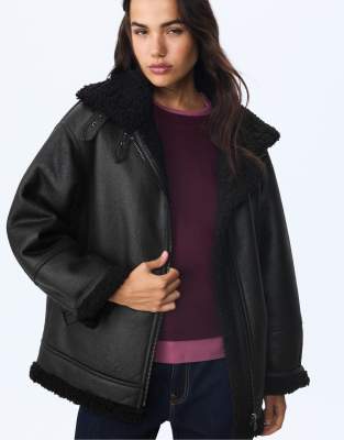 Stradivarius - Doubleface-Jacke in Schwarz mit Schnallen