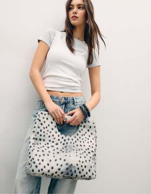 Stradivarius - Eckige Handtasche zum Umhängen in Ecru-Weiß