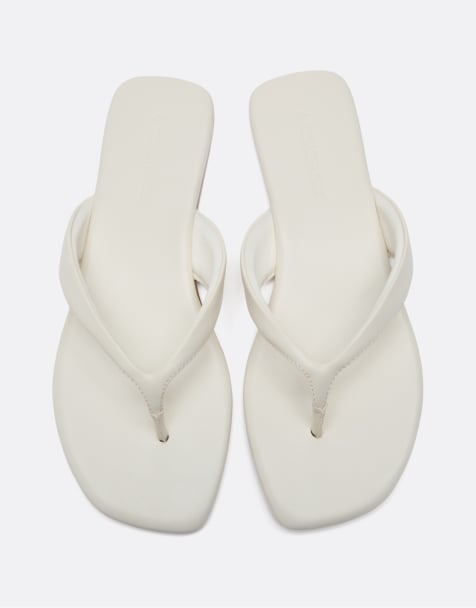 Stradivarius - Ecrufarvede flade sandaler med tårem - view 1