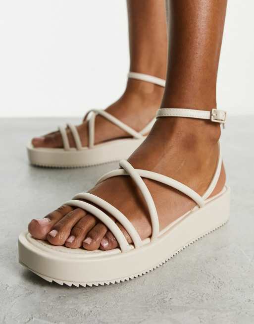Stradivarius - Ecrufarvede sandaler med spændedetalje og åben tå