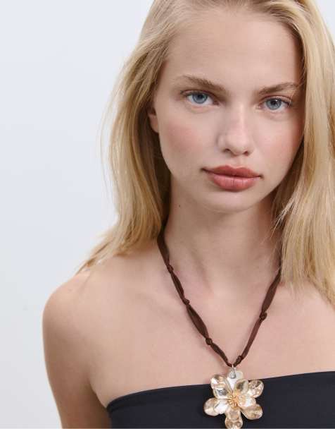 Stradivarius - Ecrufarvet halskæde med snor og blomstervedhæng - view 1