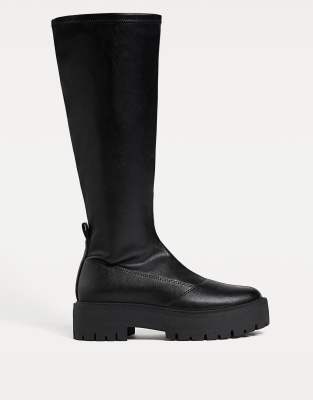 Stradivarius - Elastische, kniehohe Stiefel in Schwarz mit Profilsohle