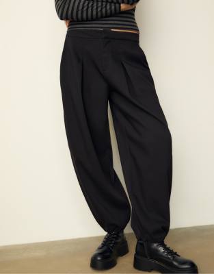 Stradivarius - Elegante Ballonhose in Schwarz mit Abnähern