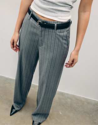 Stradivarius - Elegante, fließende Hose in Dunkelgrau mit Gürtel und geradem Bein