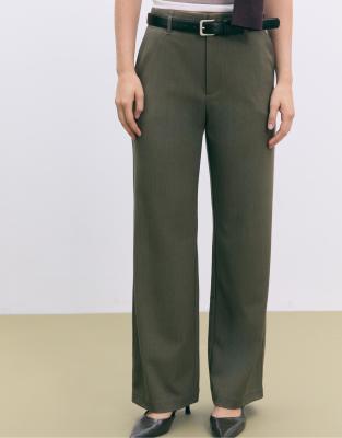 Stradivarius - Elegante, fließende Hose in Grün mit Gürtel und geradem Schnitt