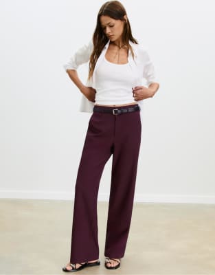 Stradivarius - Elegante, fließende Hose in Lila mit Gürtel und geradem Bein