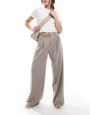 Stradivarius - Elegante Hose in Beige mit Gürtel und weitem Bein-Neutral