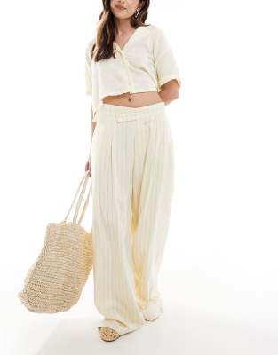 Stradivarius - Elegante Hose in Blassgelb mit Bundfalten, Nadelstreifen und weitem Bein