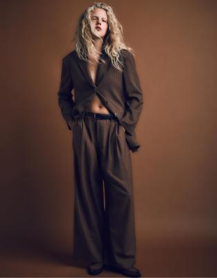 Stradivarius - Elegante Hose in Braun gestreift mit Abnähern-Brown