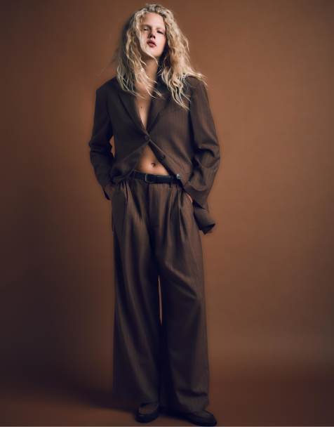 Stradivarius – Elegante Hose in Braun gestreift mit Abnähern - view 1