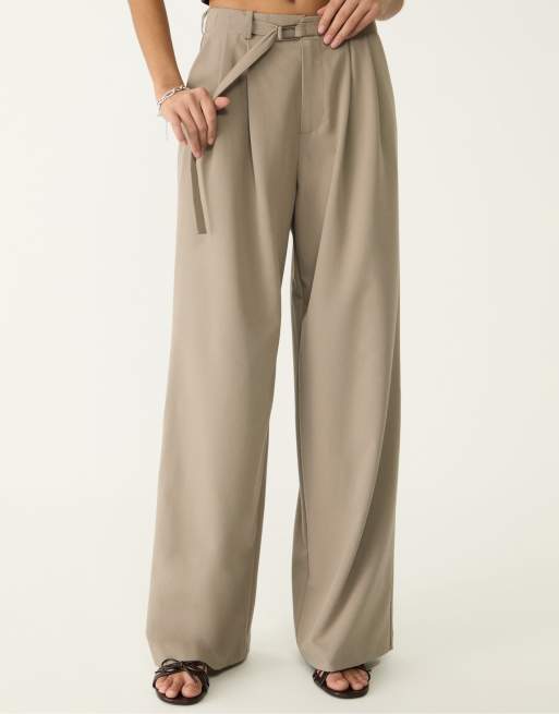Stradivarius – Elegante Hose in Braun mit Schnallendetail und weitem Bein