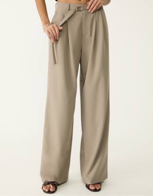 Stradivarius - Elegante Hose in Braun mit Schnallendetail und weitem Bein-Neutral