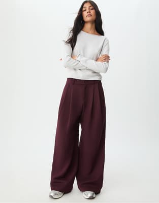 Stradivarius - Elegante Hose in Burgunderrot mit weitem Bein und Abnähern