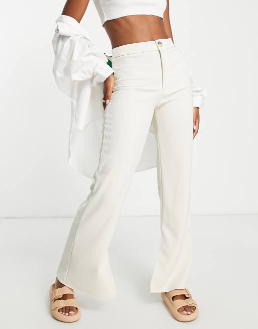 Stradivarius – Elegante Hose in Ecru mit Saumschlitz