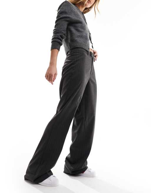 Stradivarius – Elegante Hose in Grau mit Nadelstreifen und geradem Schnitt 
